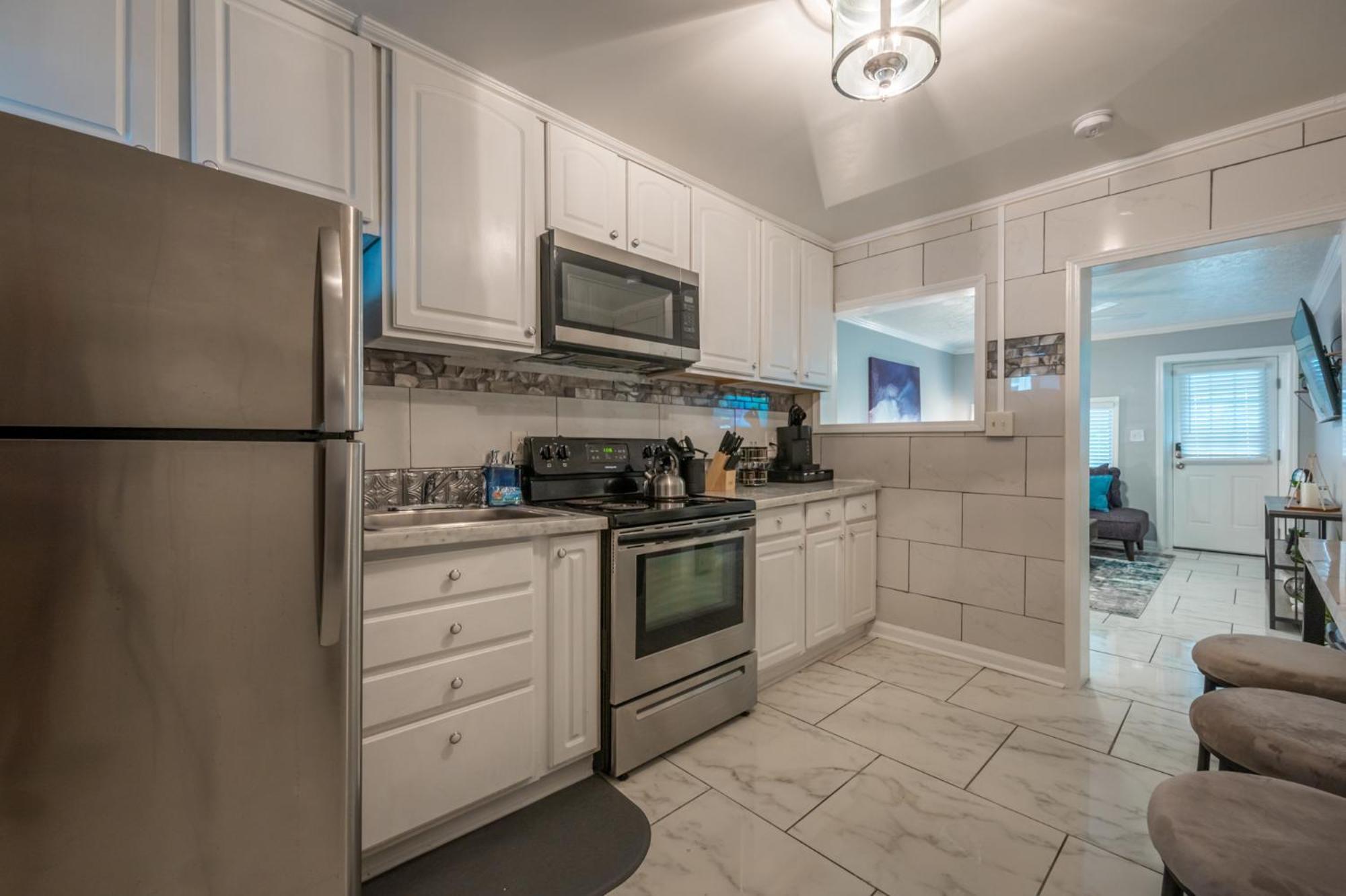 Modern 2 Bedroom Apt Near Mercedes Close To Everything!