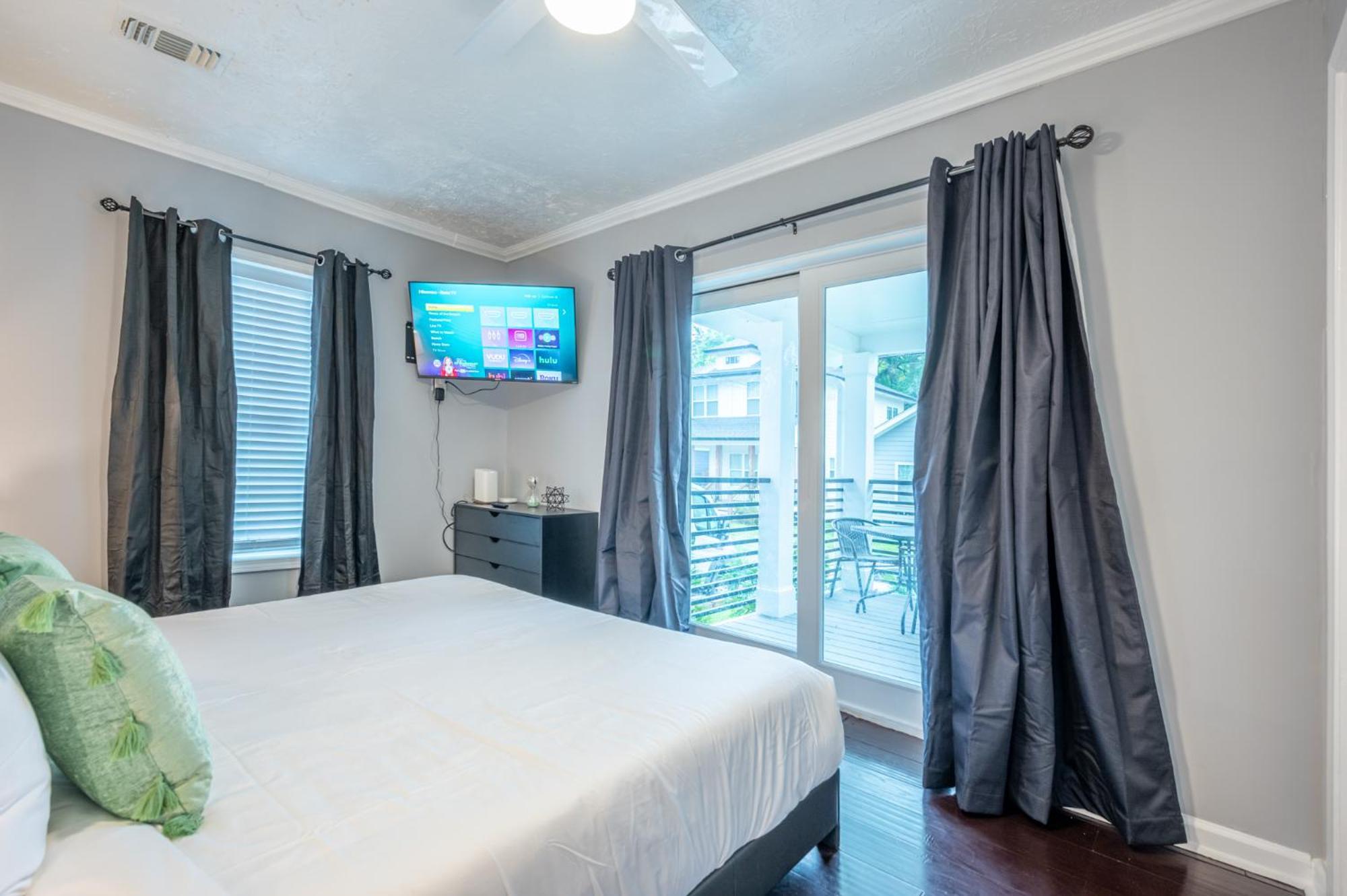 Modern 2 Bedroom Apt Near Mercedes Close To Everything! Apartment *