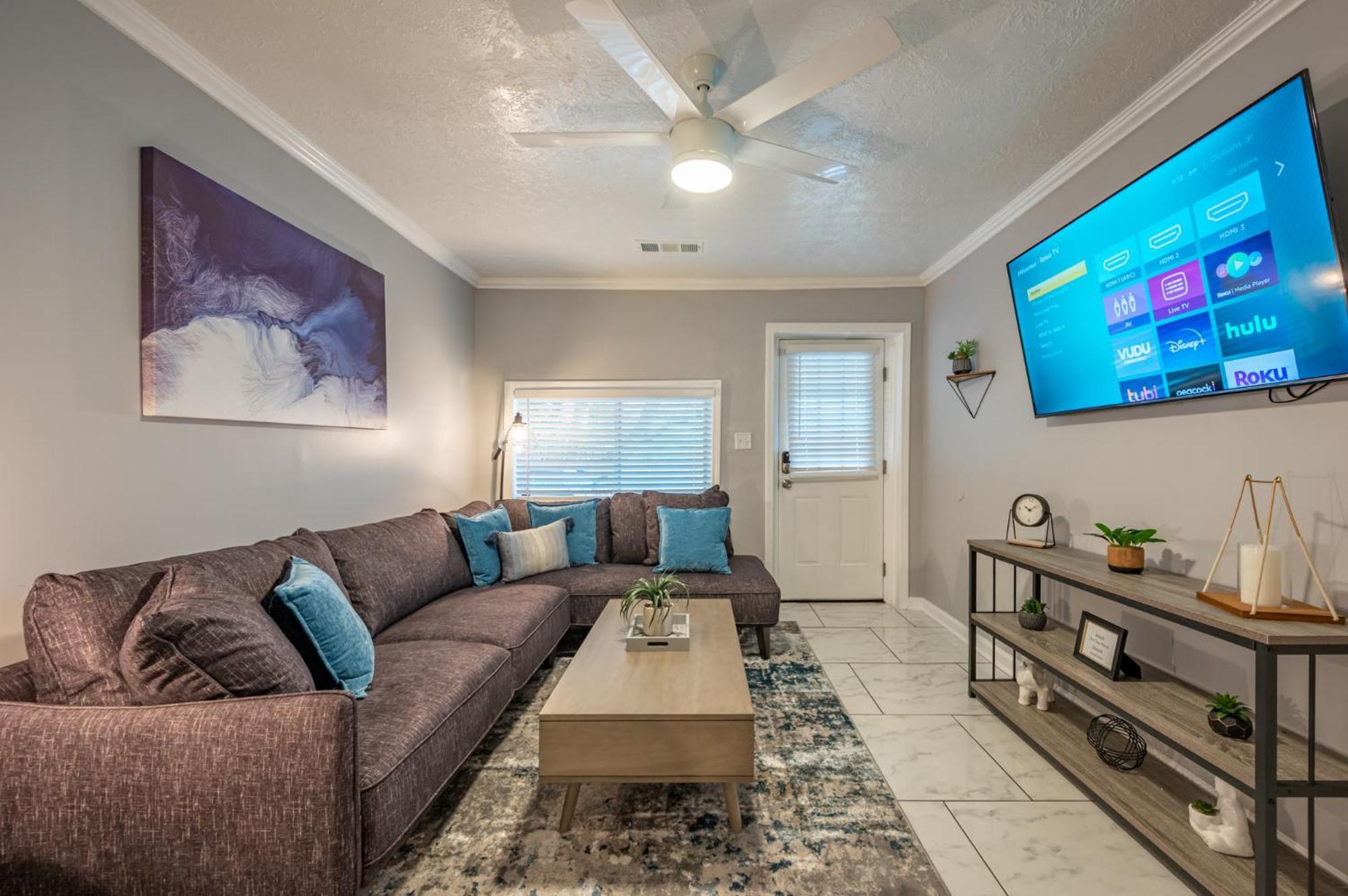 Modern 2 Bedroom Apt Near Mercedes Close To Everything! Apartment