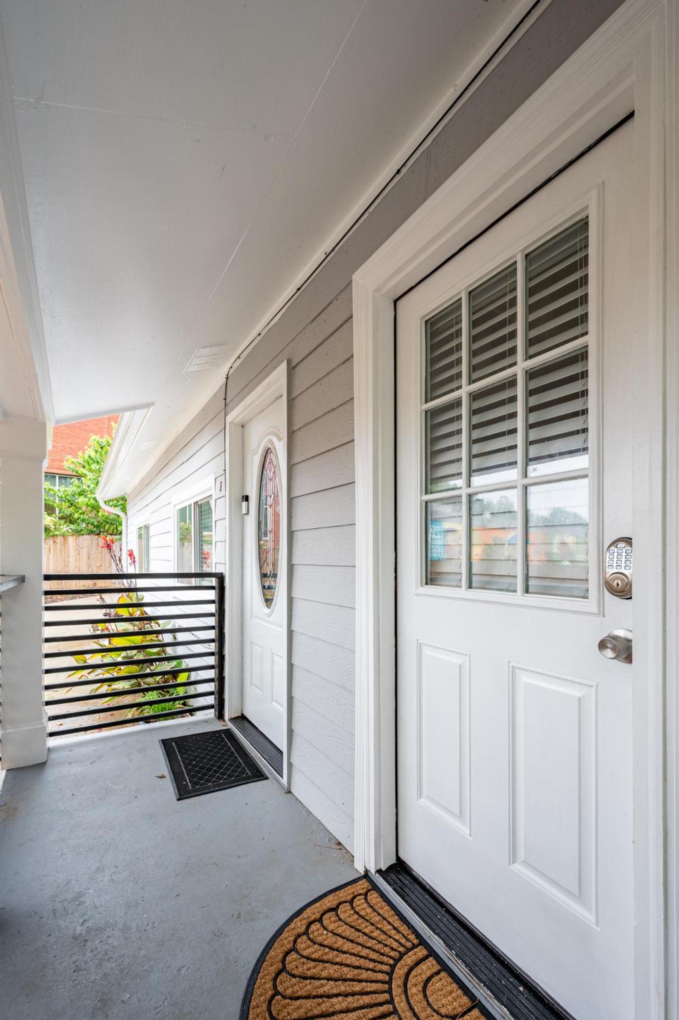 Modern 2 Bedroom Apt Near Mercedes Close To Everything!