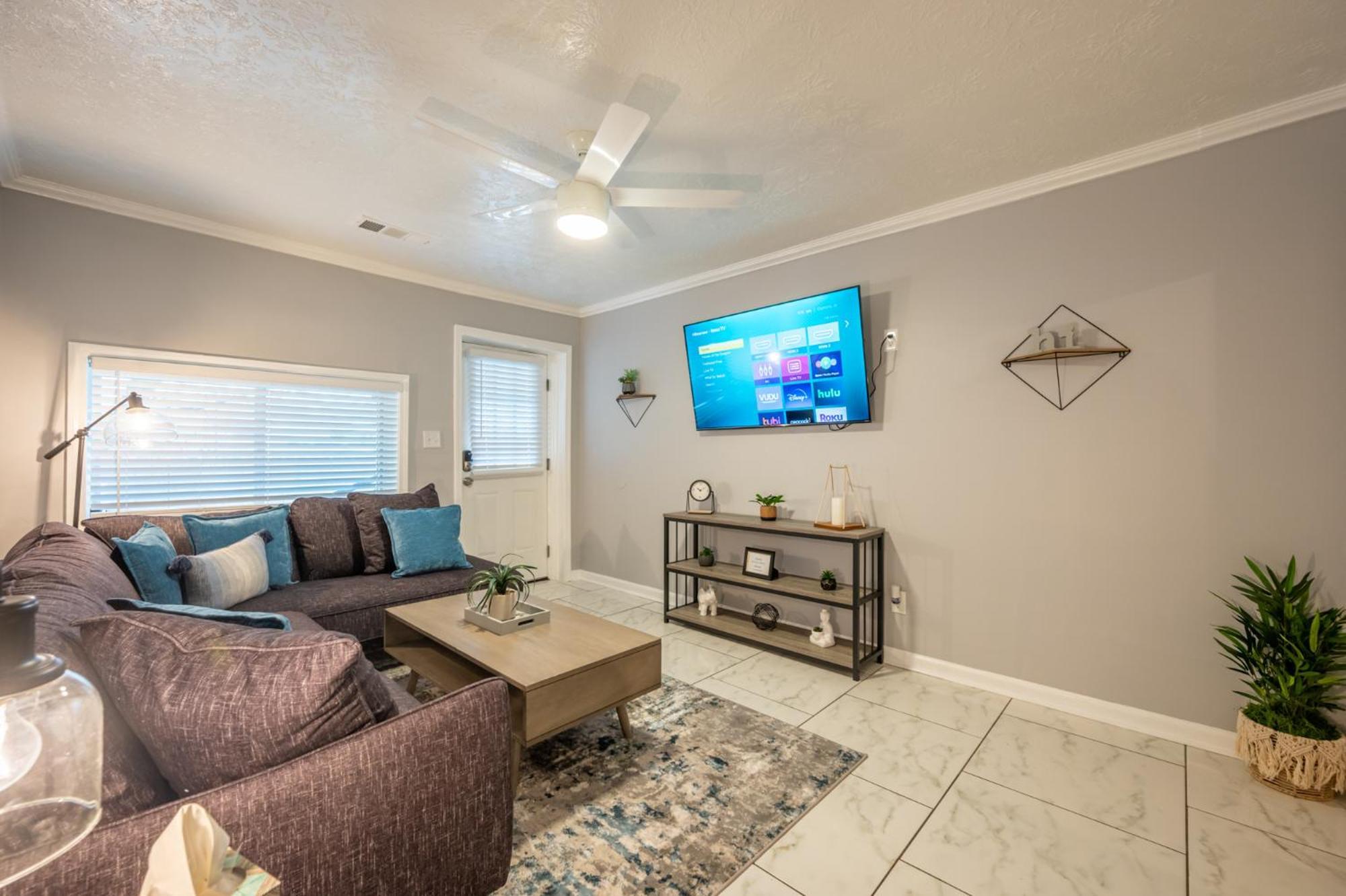 Modern 2 Bedroom Apt Near Mercedes Close To Everything! Apartment
