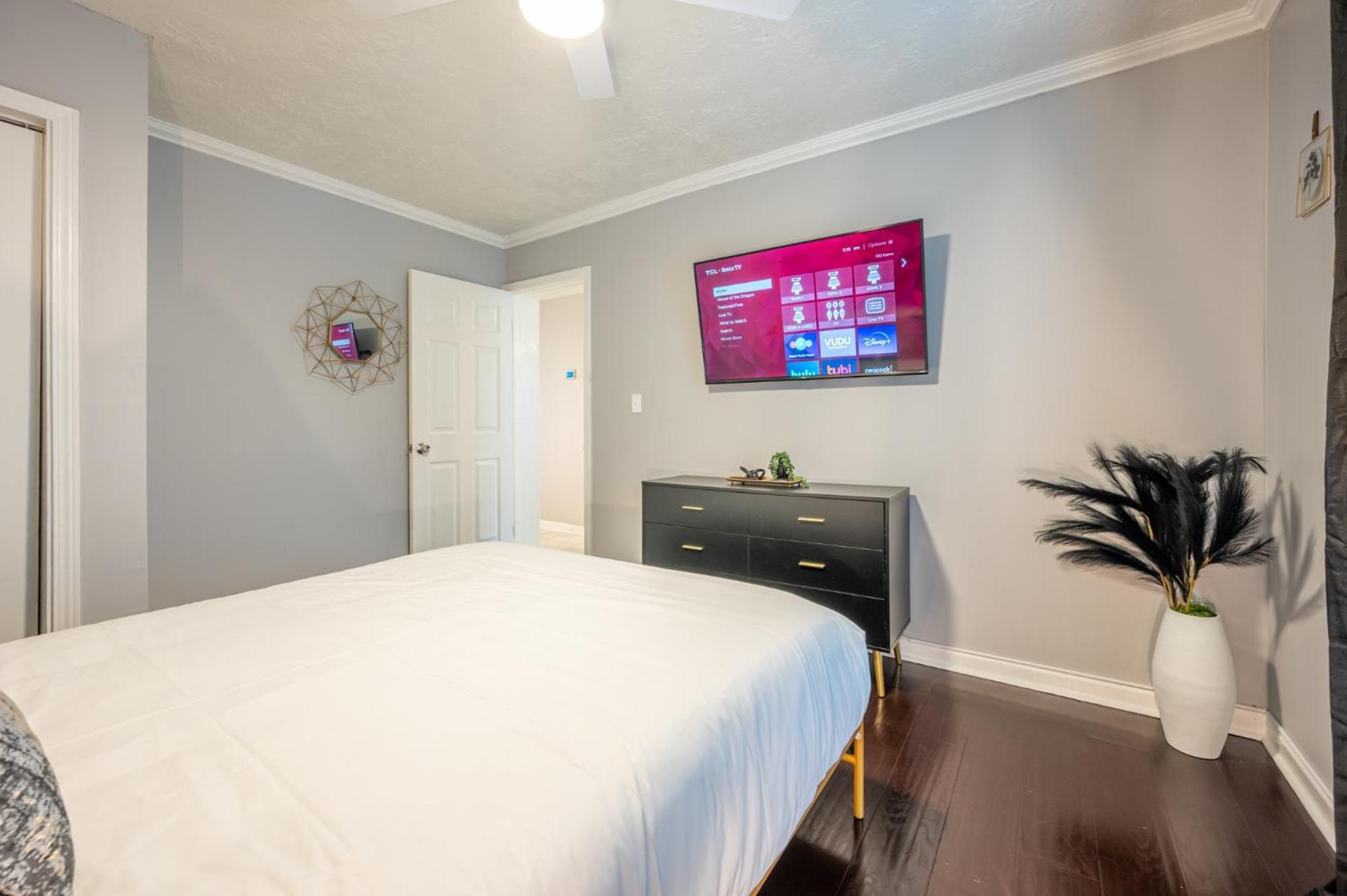 Apartment Modern 2 Bedroom Apt Near Mercedes Close To Everything! Atlanta