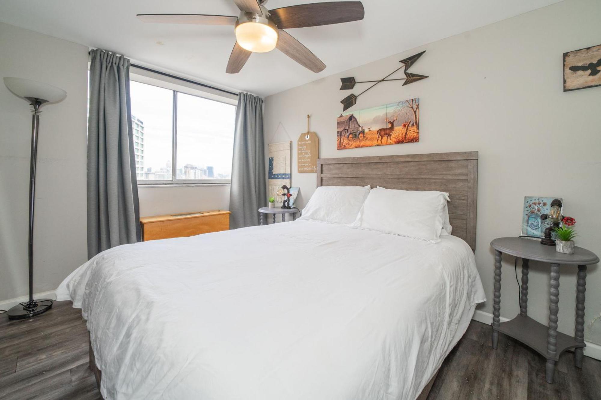 Welcoming Barn, 2 Bedroom & 1 Bath & Parking Apartment *