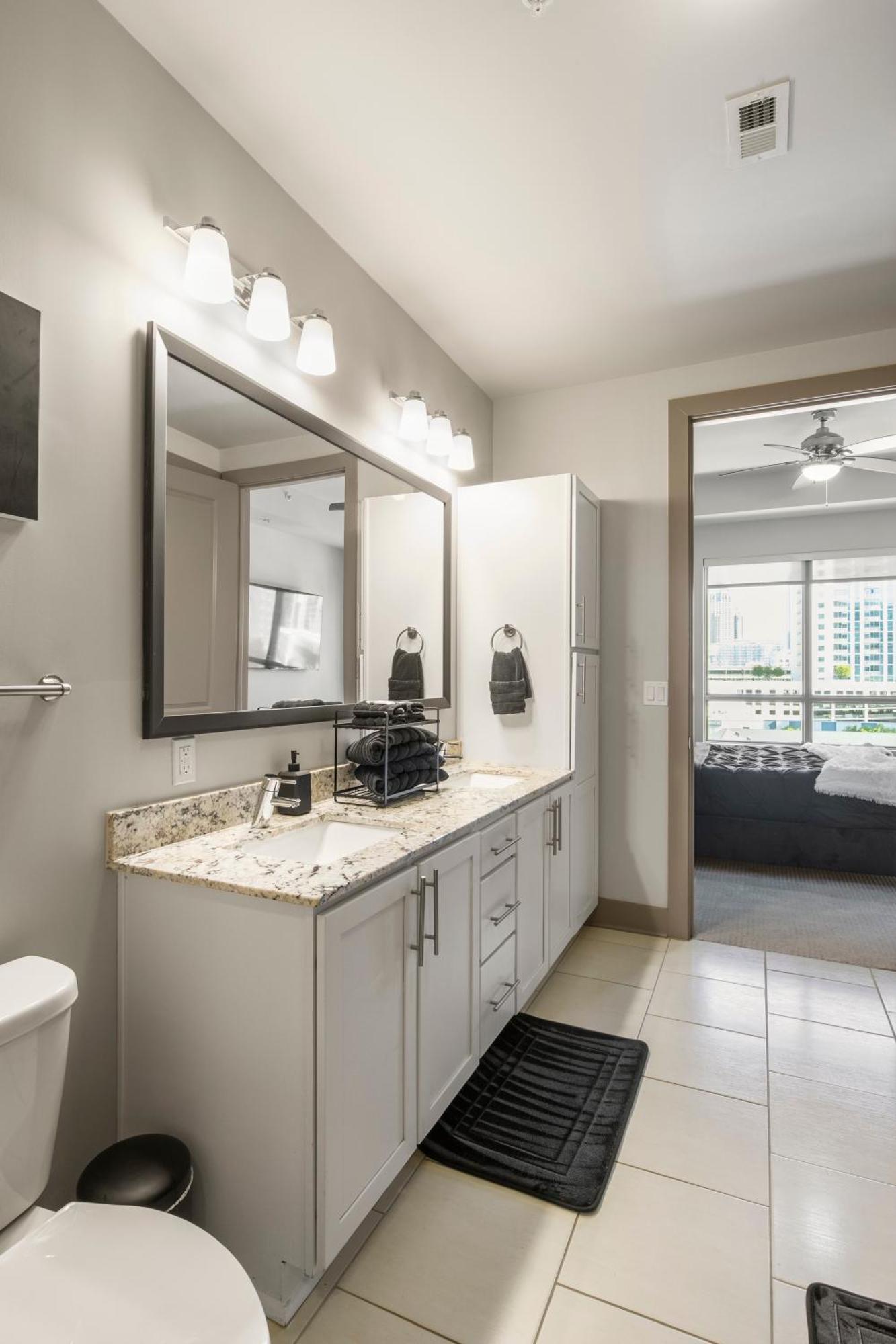 Luxurious Downtown Apartment *