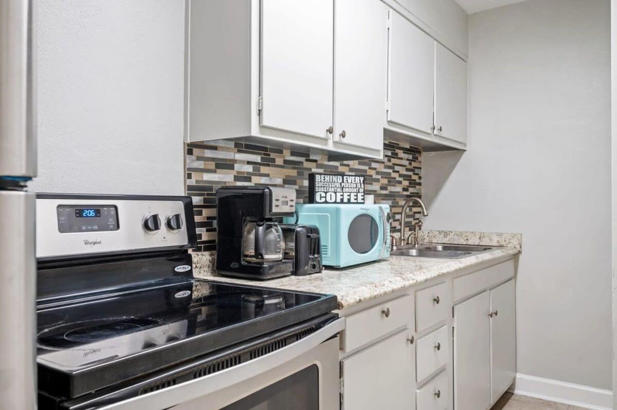 Apartment Downtown! Private Balcony! 24 Concierge! Pt11h