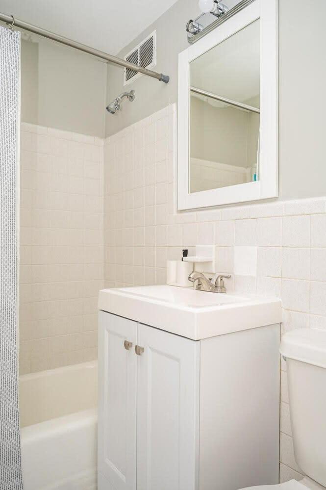Downtown! Paid Onsite Parking! View! Lm1706
