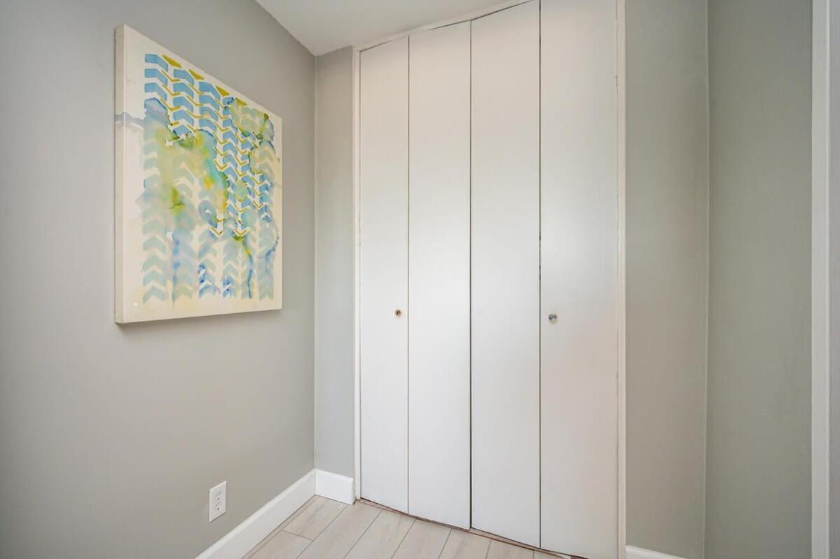 Downtown! Paid Onsite Parking! View! Lm1706
