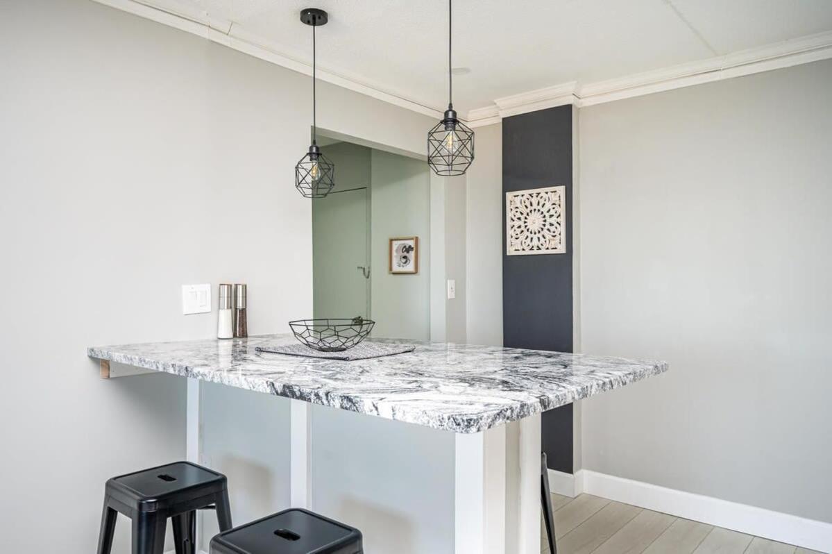 Downtown! Paid Onsite Parking! View! Lm1706