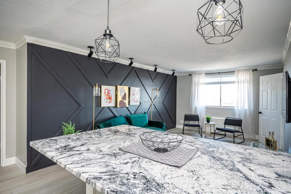 Downtown! Paid Onsite Parking! View! Lm1706