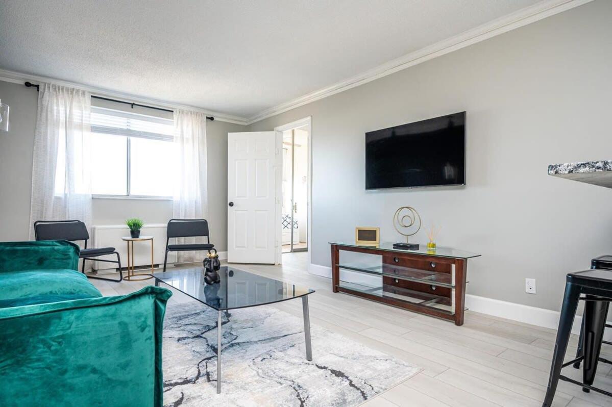 Apartment Downtown! Paid Onsite Parking! View! Lm1706 *