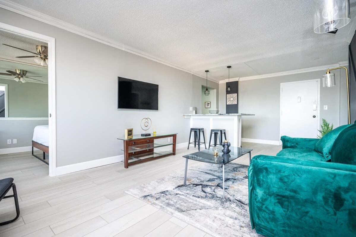 Apartment Downtown! Paid Onsite Parking! View! Lm1706
