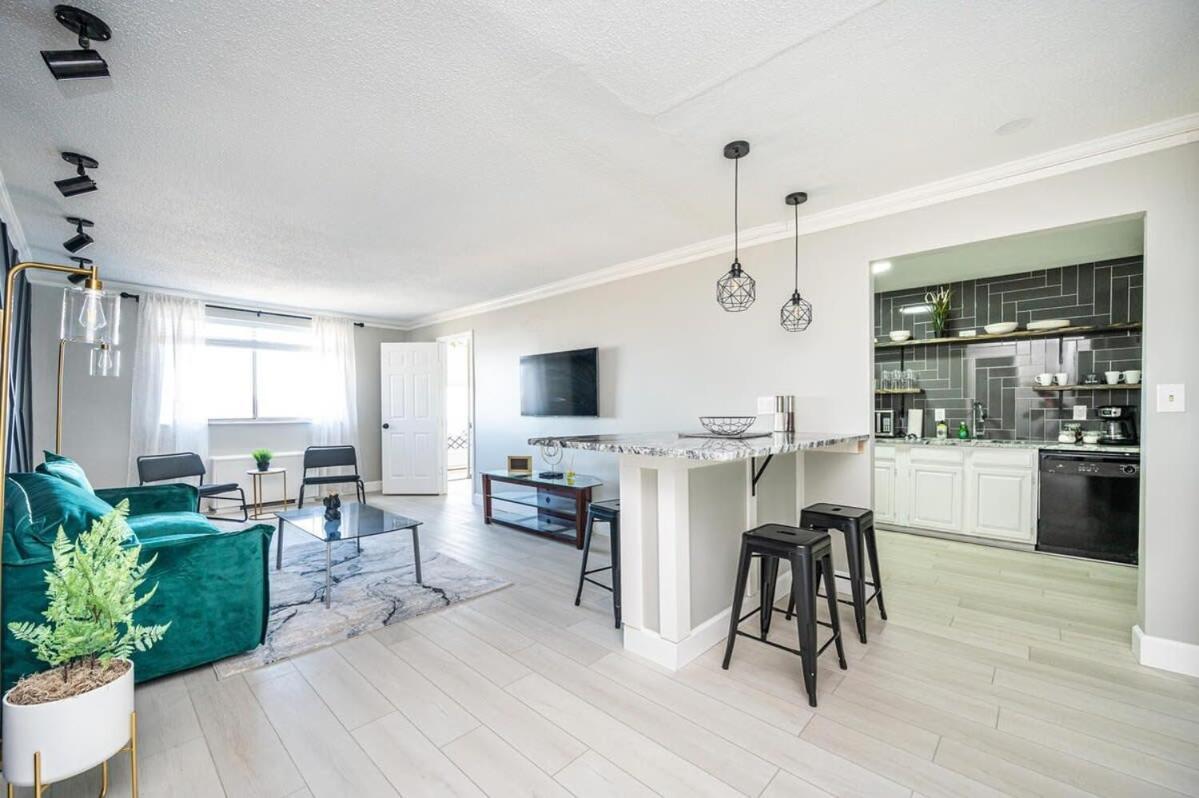 Apartment Downtown! Paid Onsite Parking! View! Lm1706 *