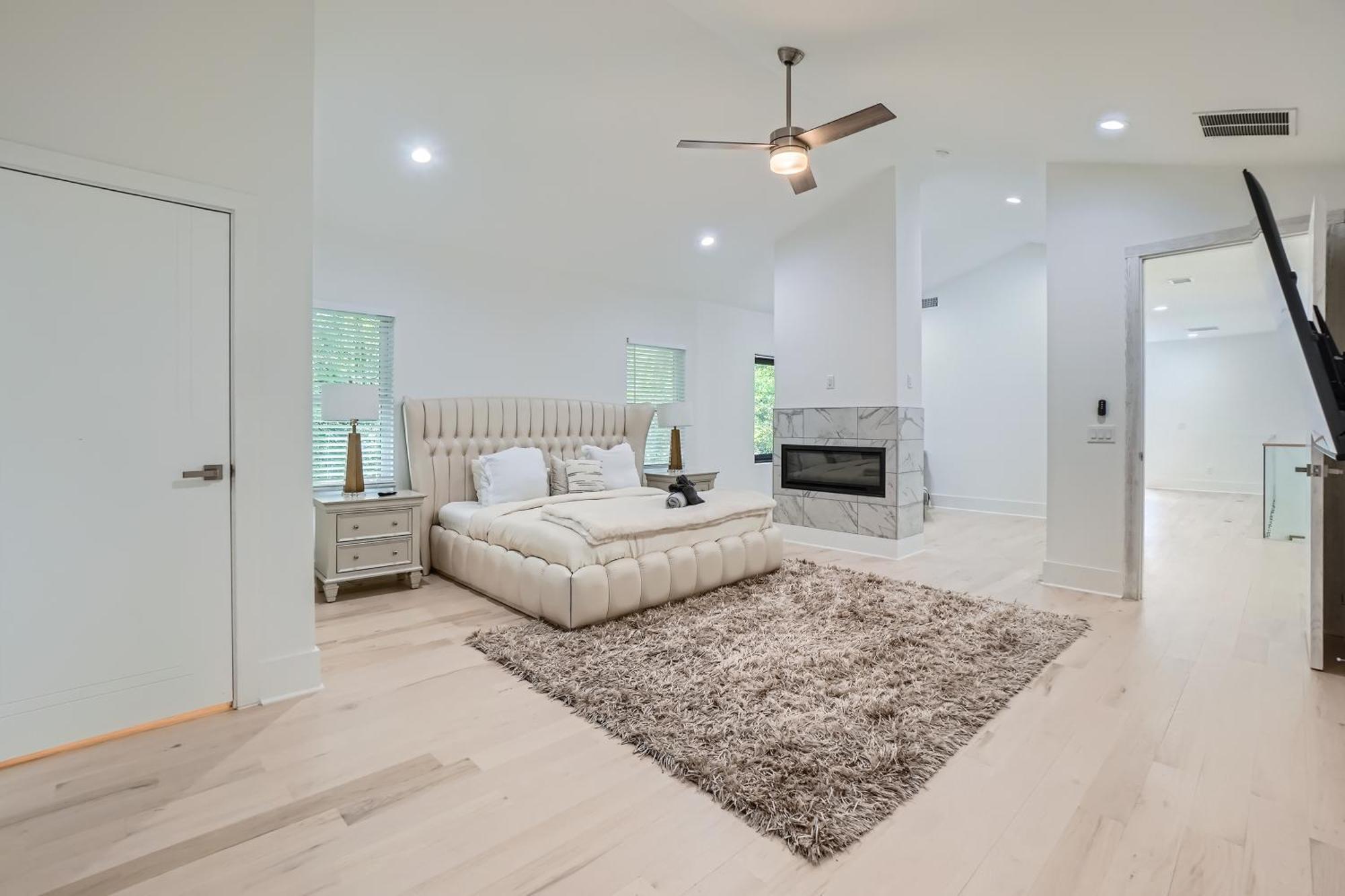 Modern Luxury Estate Sleeps 10*5br/6ba Apartment