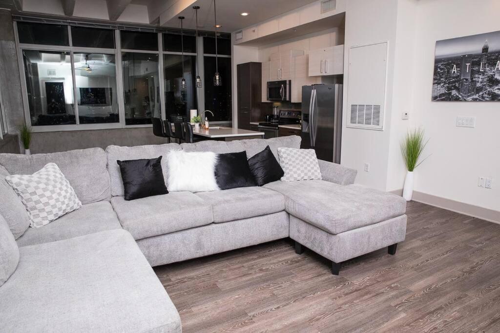 Luxe Skyline Views Apartment