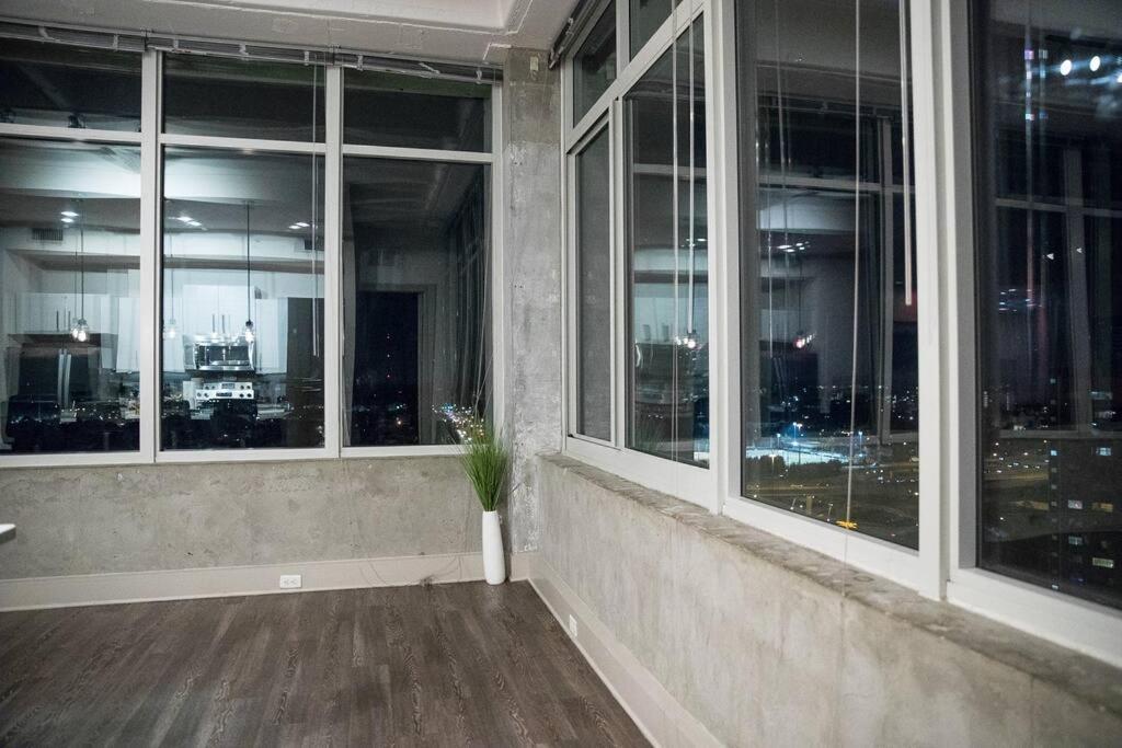 Luxe Skyline Views Apartment *