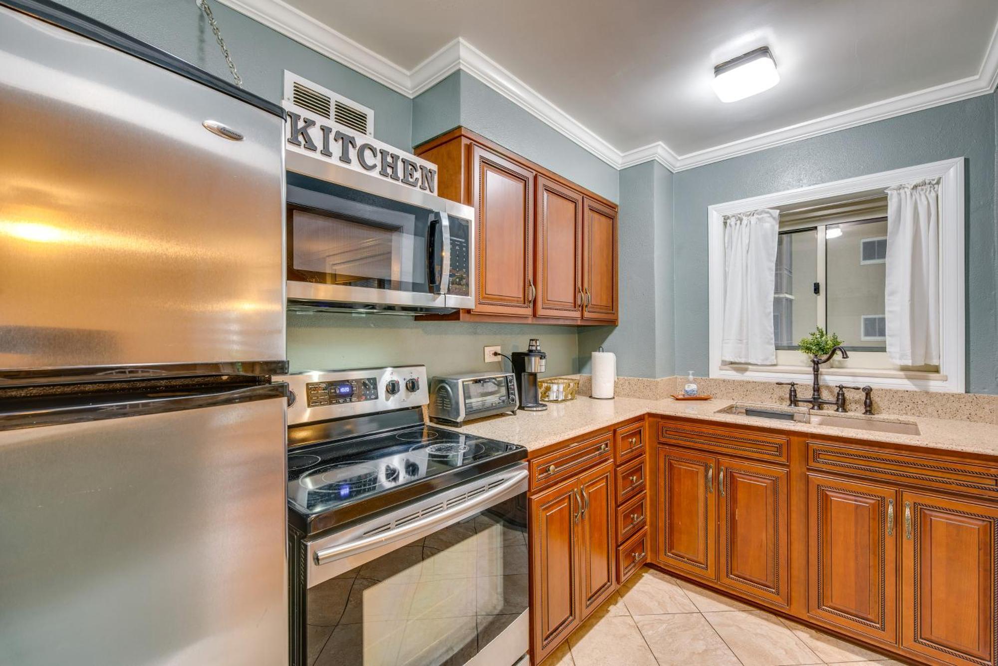 Apartment Downtown Balcony, Walkable Area
