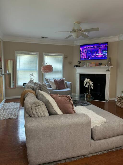 Luxury Pink Cascades Oasis - Gated Community Holiday home *