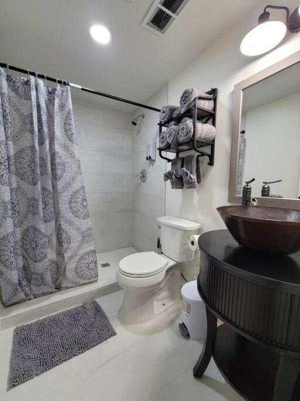 New In Midtown- Sleeps 11 For Rent In Holiday home
