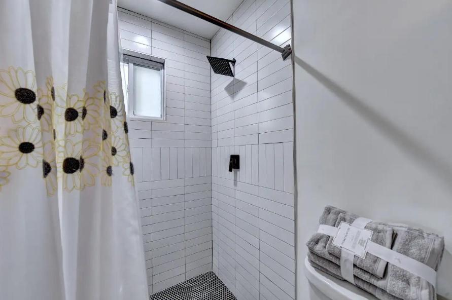 New In Midtown- Sleeps 11 For Rent In