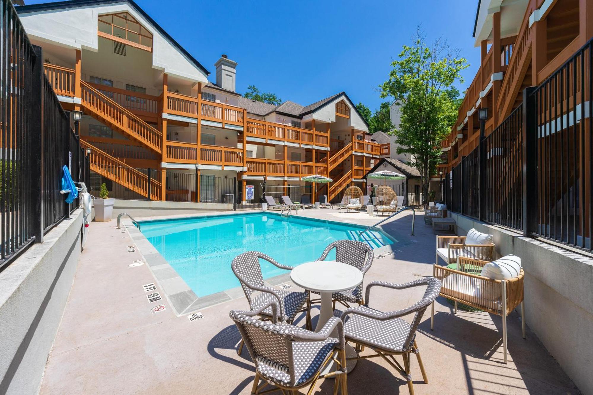 Apartment Stylish Buckhead Condo: Your Urban Getaway In