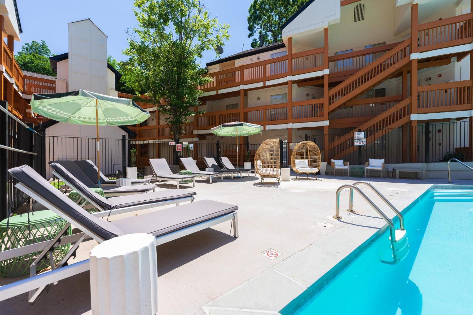 Stylish Buckhead Condo: Your Urban Getaway In *
