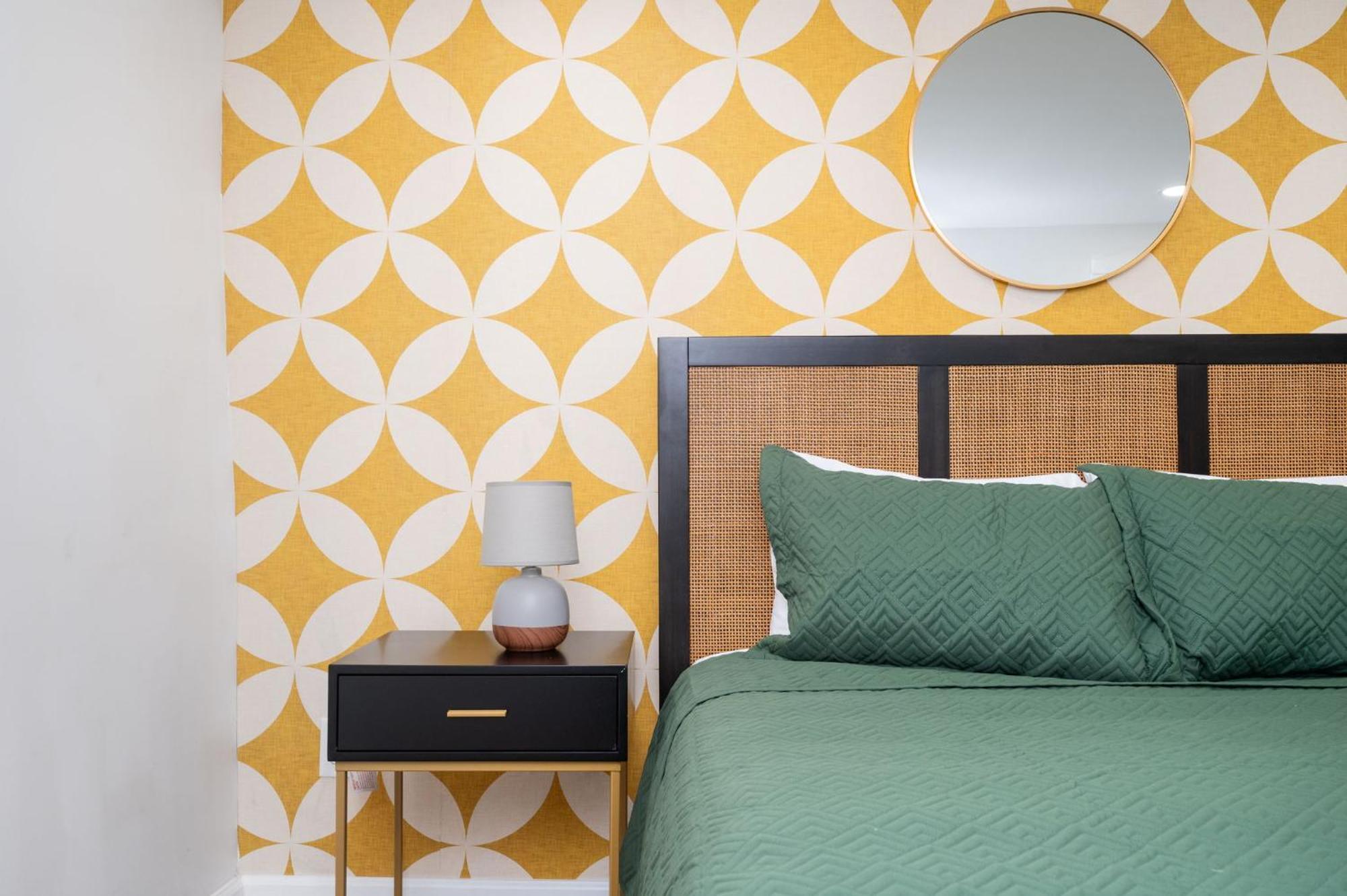 Chic 2-bed Haven With Vibrant Decor In Se * Atlanta