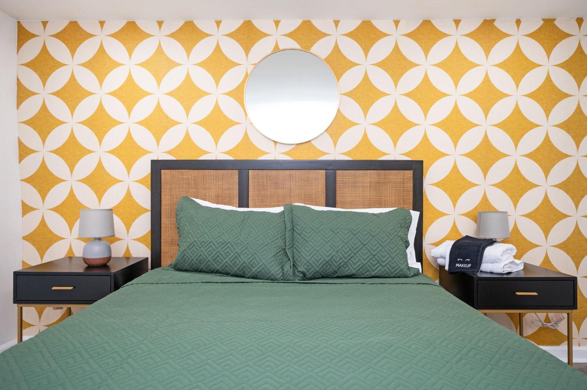 Chic 2-bed Haven With Vibrant Decor In Se