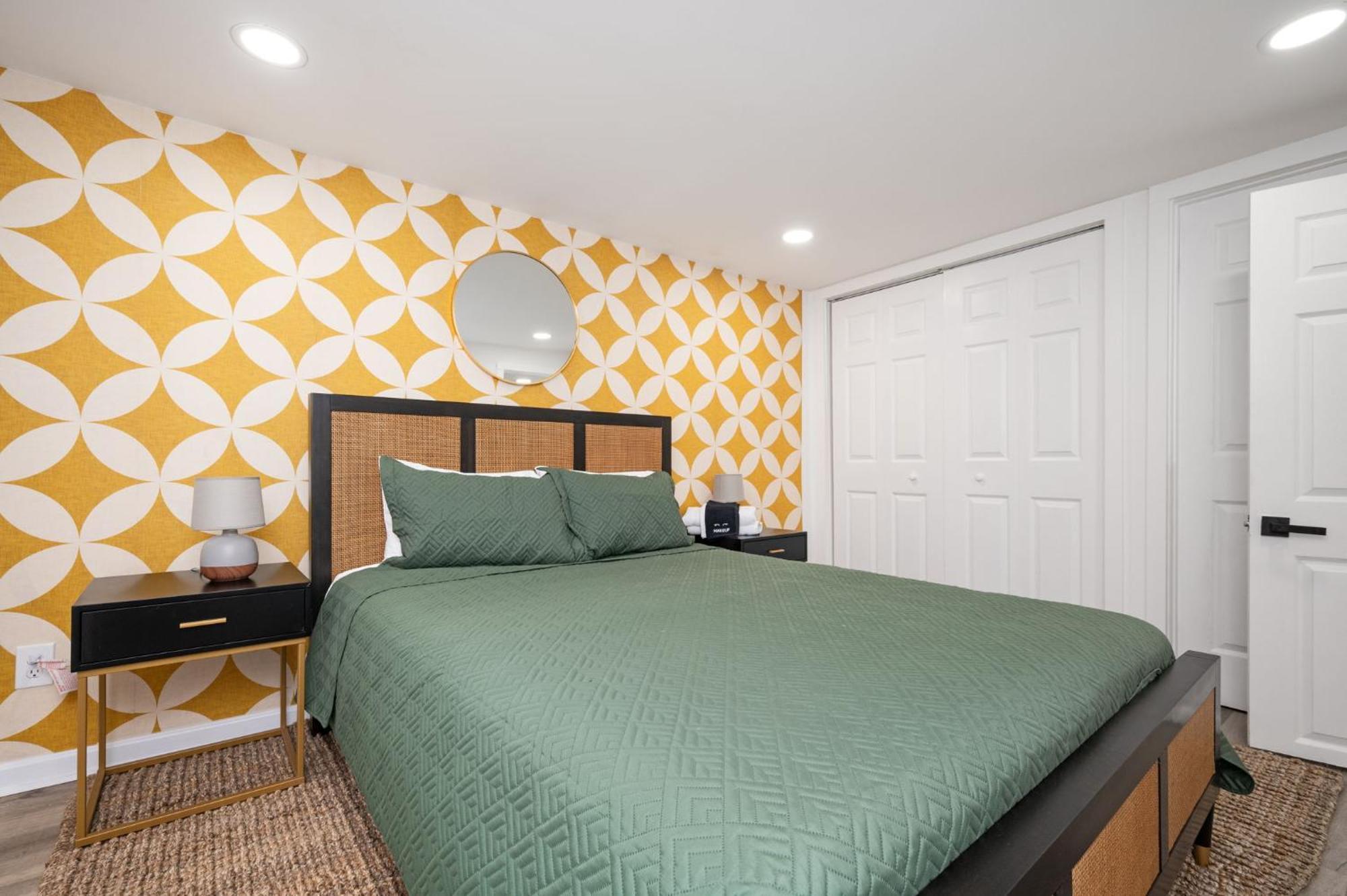 Apartment Chic 2-bed Haven With Vibrant Decor In Se
