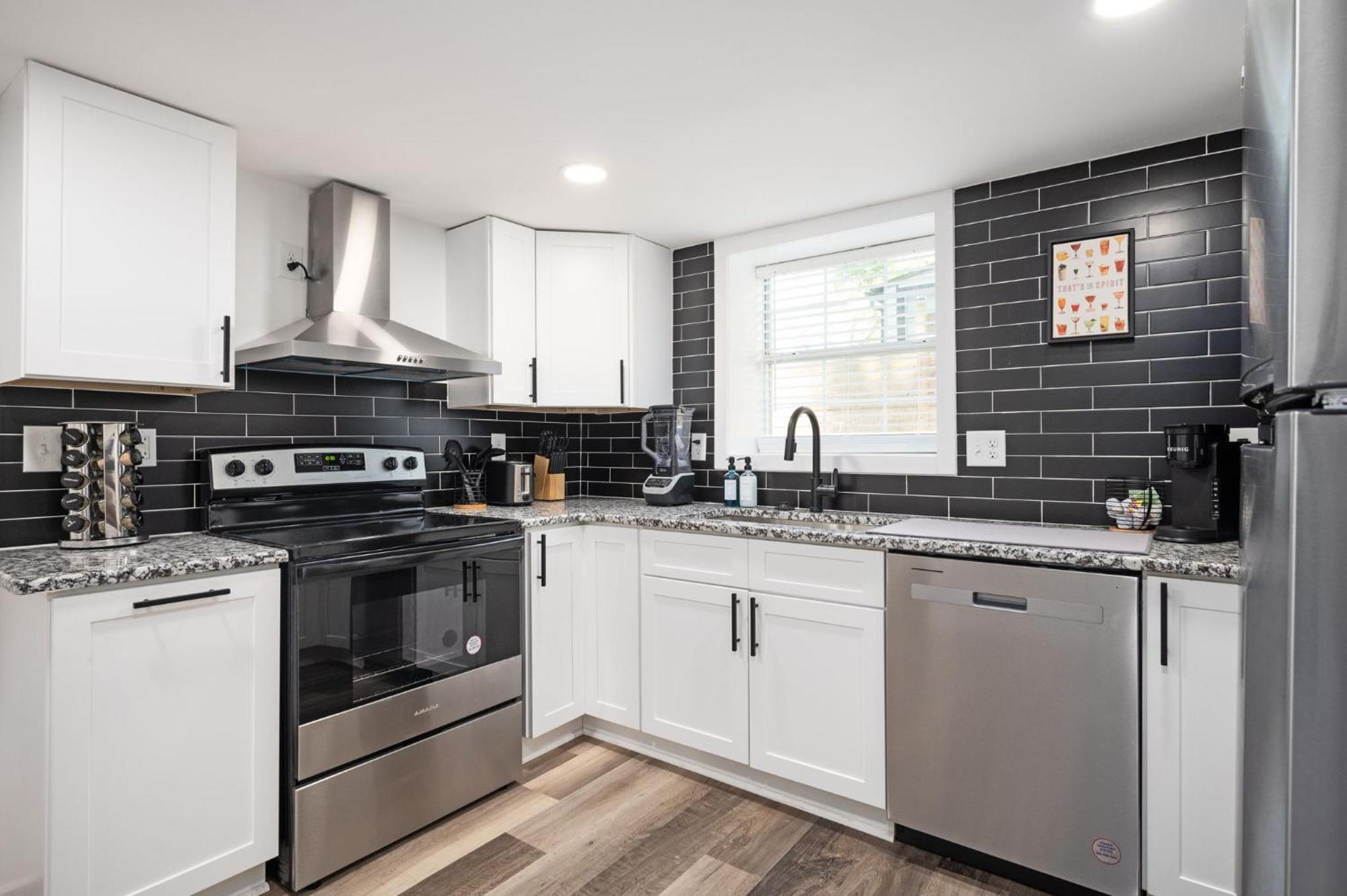 Chic 2-bed Haven With Vibrant Decor In Se Apartment *