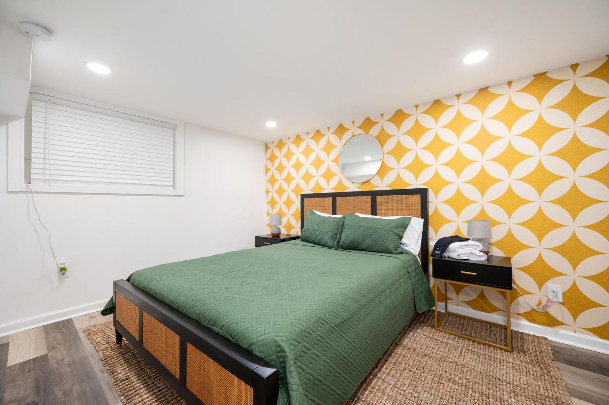 Chic 2-bed Haven With Vibrant Decor In Se Apartment