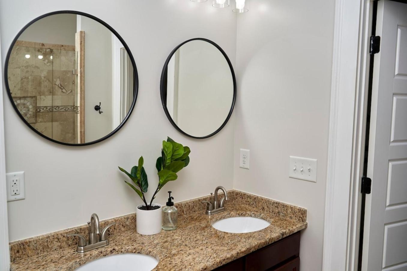 Holiday home Downtown Gem 5 Min To City, Near Marta & Pullman *