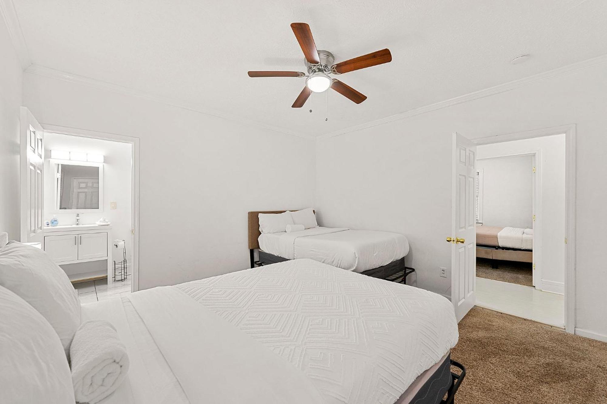 Spacious Near Zoo L Sleeps 12 Includ Holiday home