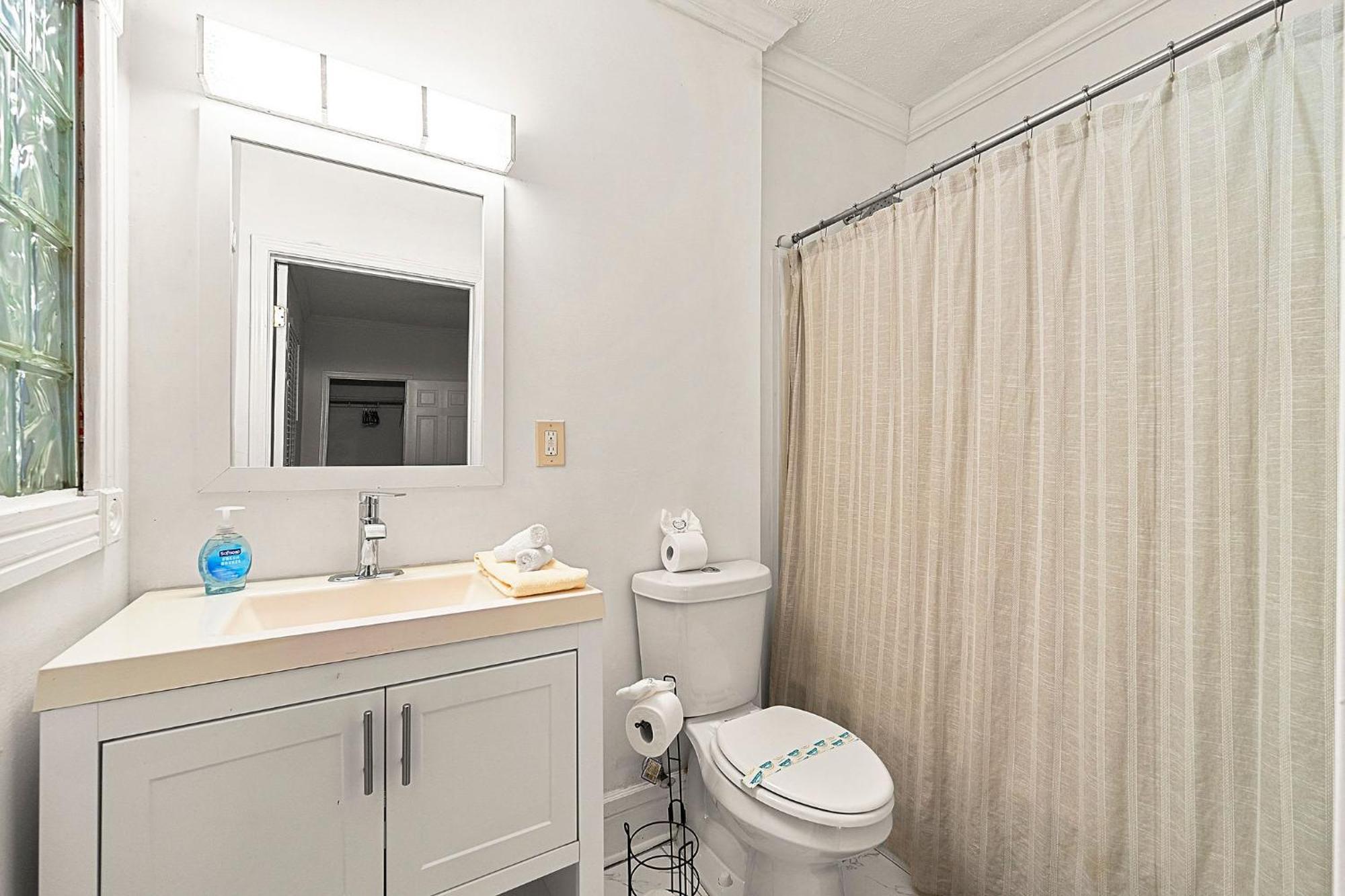 Spacious Near Zoo L Sleeps 12 Includ Holiday home *