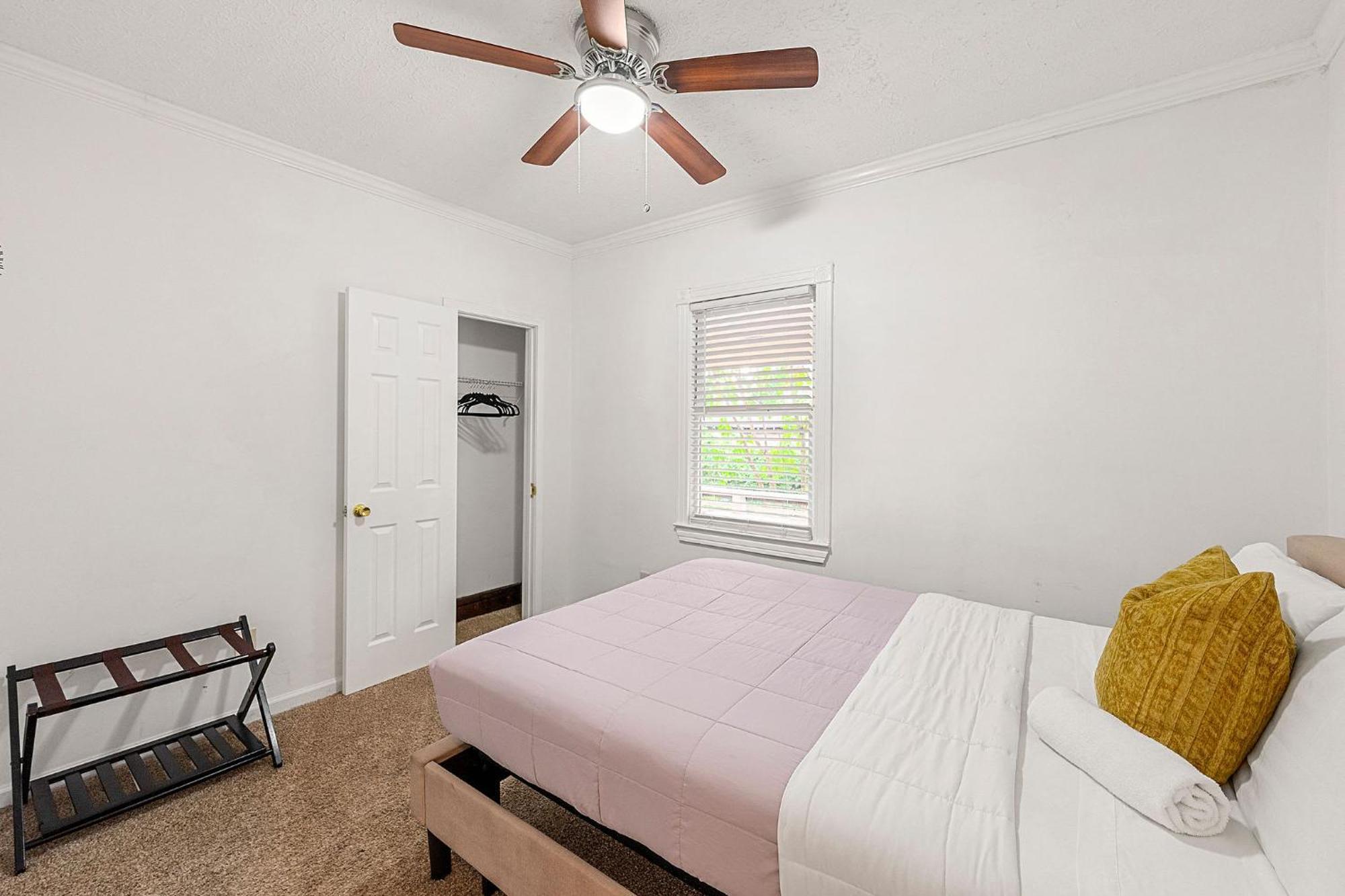 Spacious Near Zoo L Sleeps 12 Includ Holiday home *