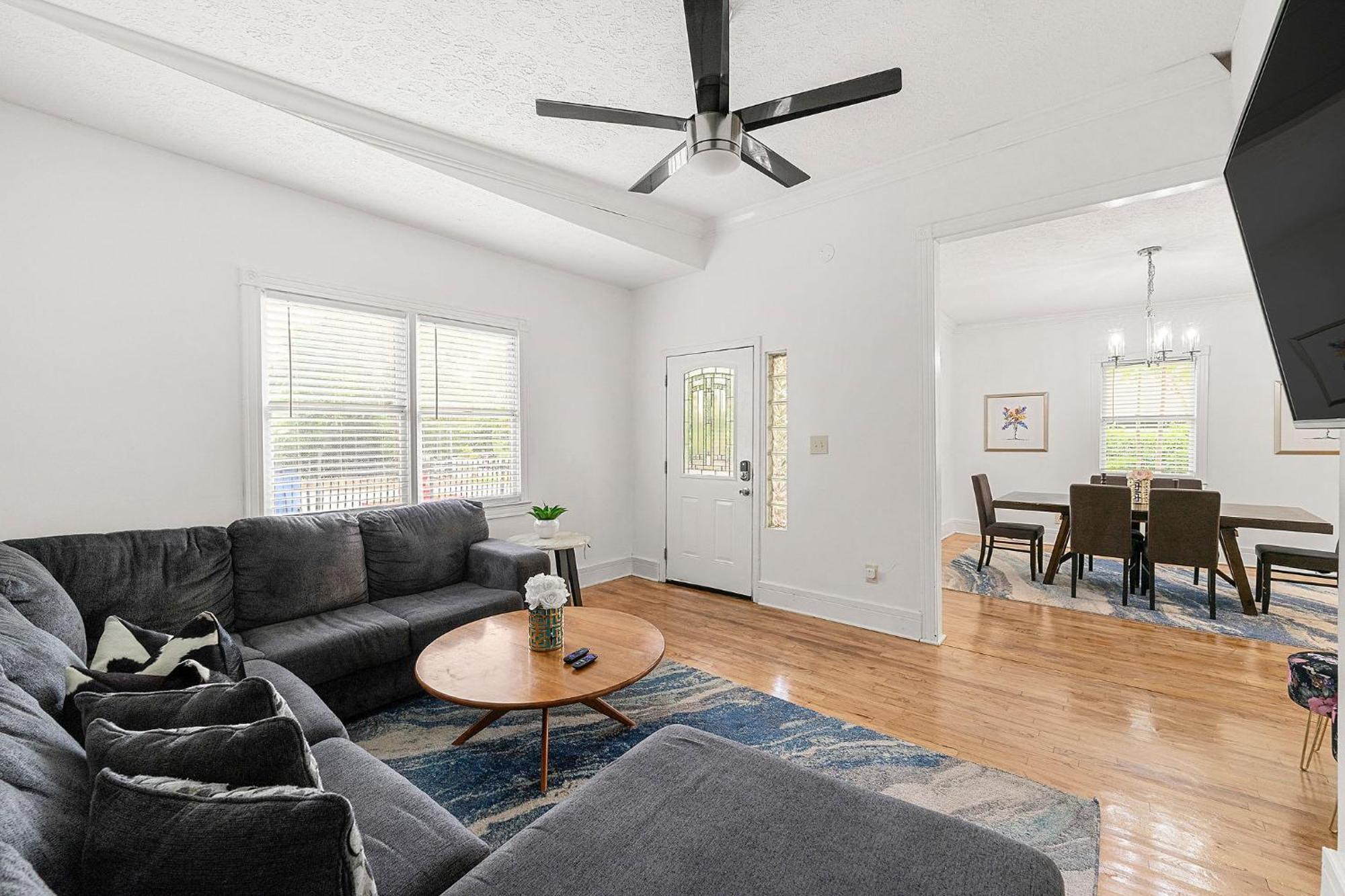 Spacious Near Zoo L Sleeps 12 Includ Holiday home Atlanta