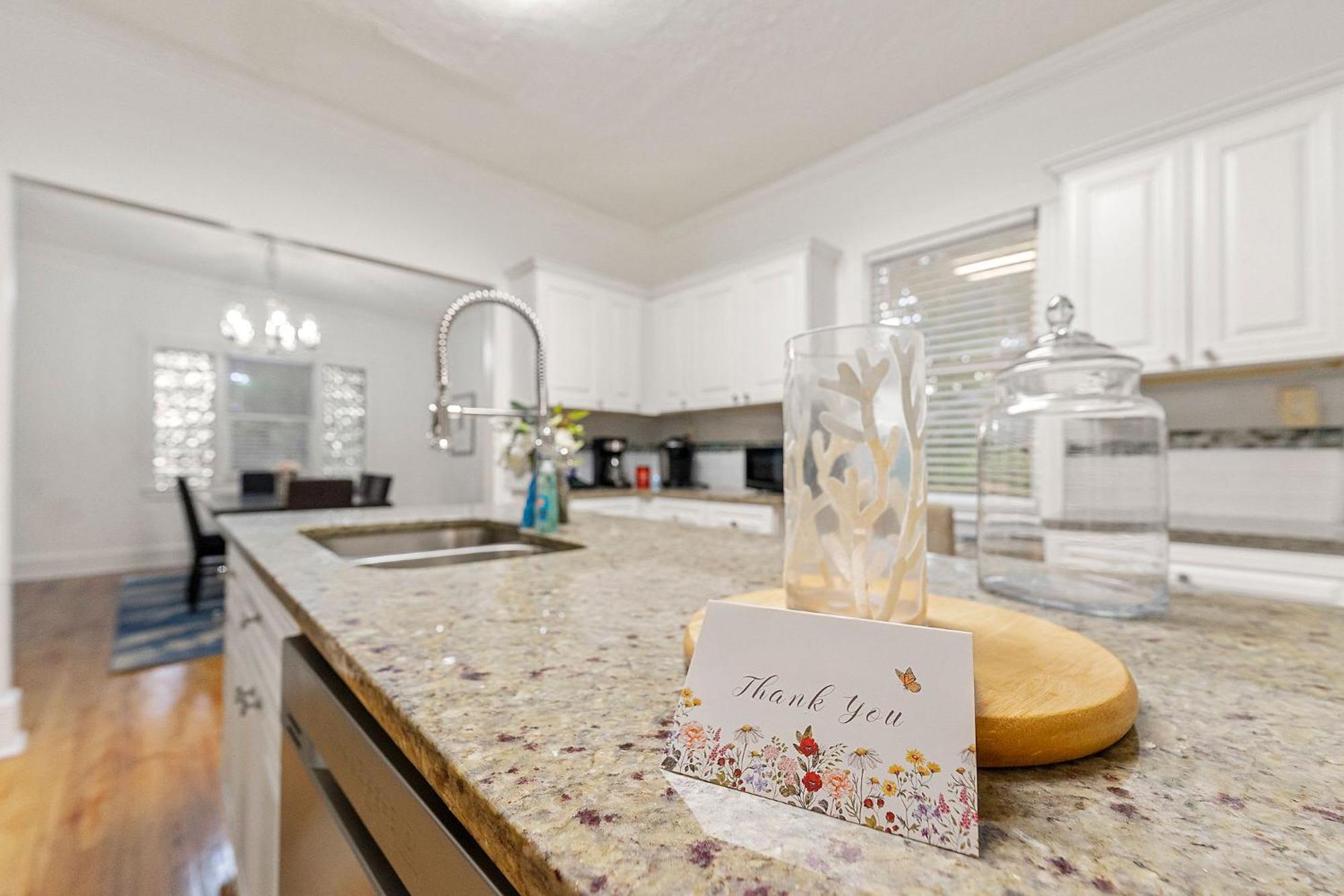 Spacious Near Zoo L Sleeps 12 Includ