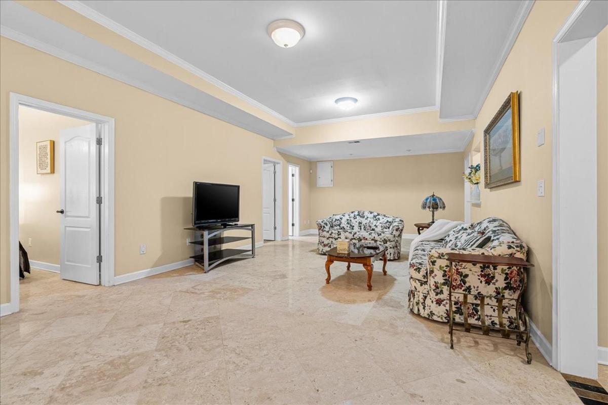 11580sqft Large By Airport *