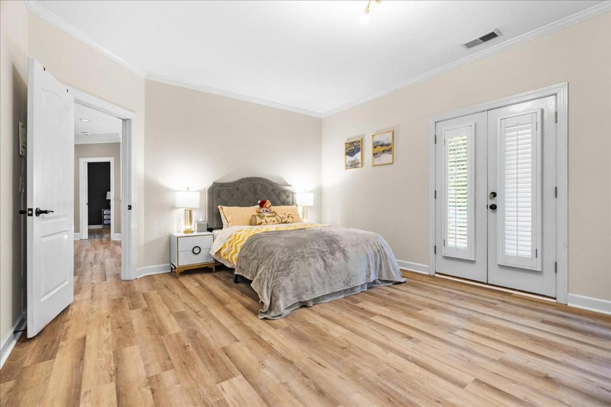 11580sqft Large By Airport *