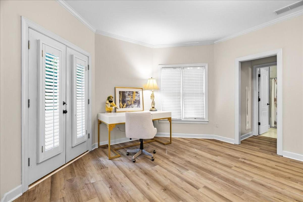 11580sqft Large By Airport Villa *