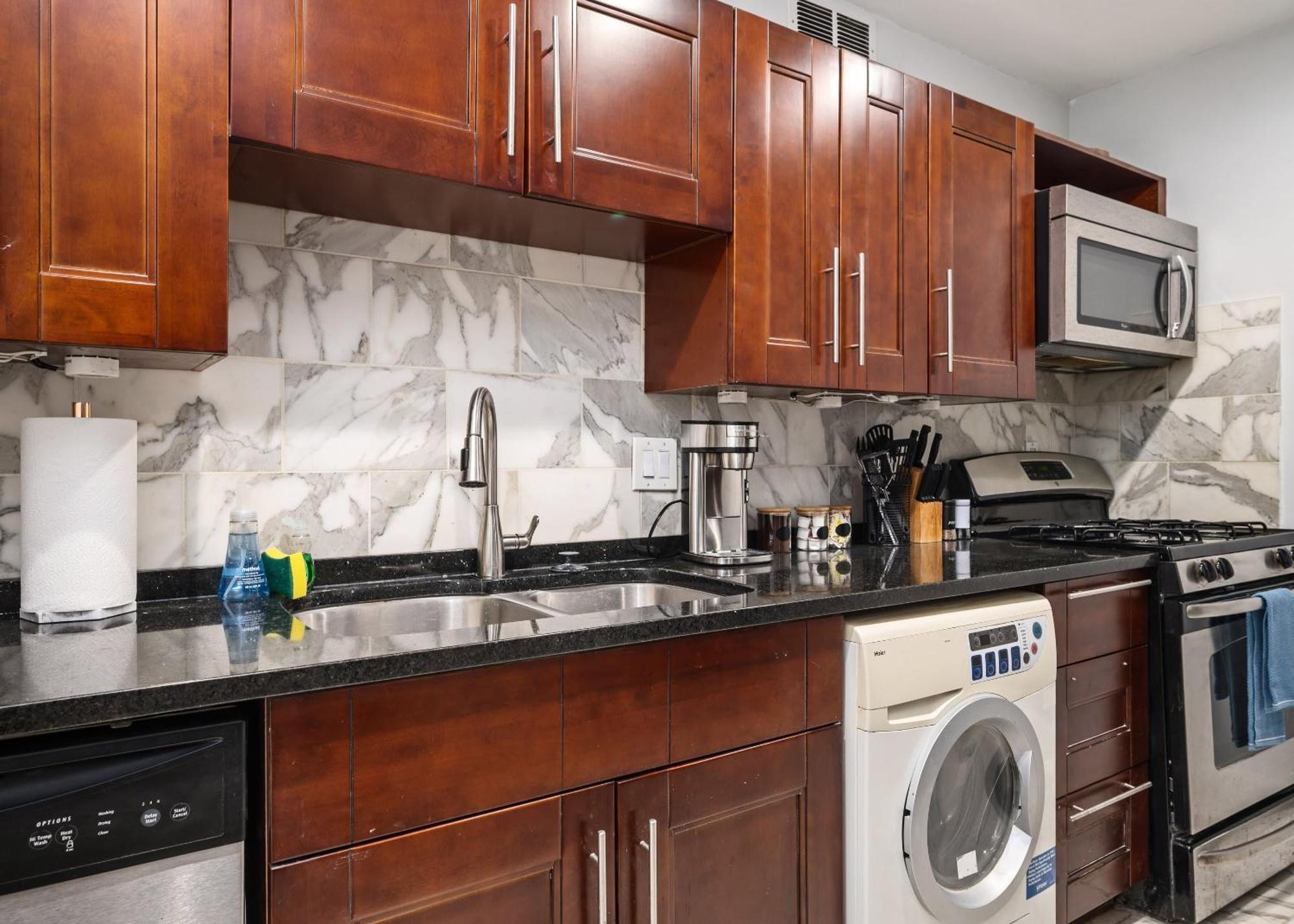 View Newly Renovated 3 Beds With Free Parking Lm1809