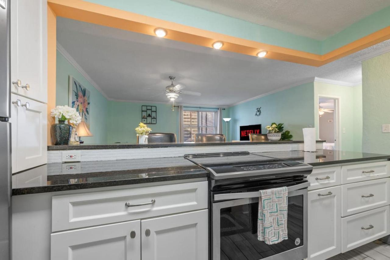Affordable 2br Condo, Walk To Downtown Attractions *