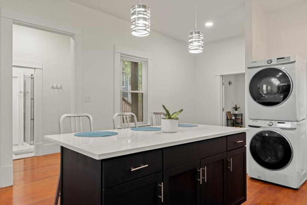 Your Cozy Retreat, 10 Mins From Downtown *