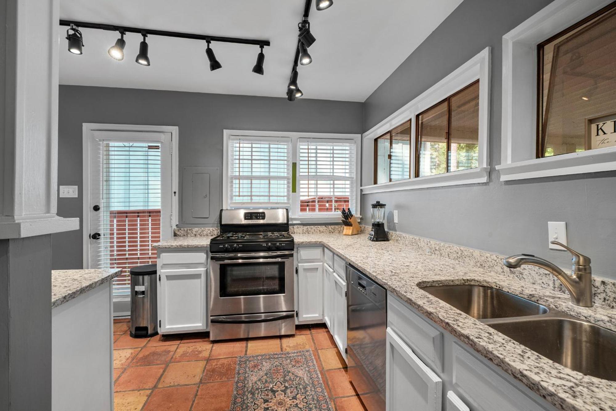 Villa 3-bed 2&half-bath Pet Friendly Buckhead Atlanta