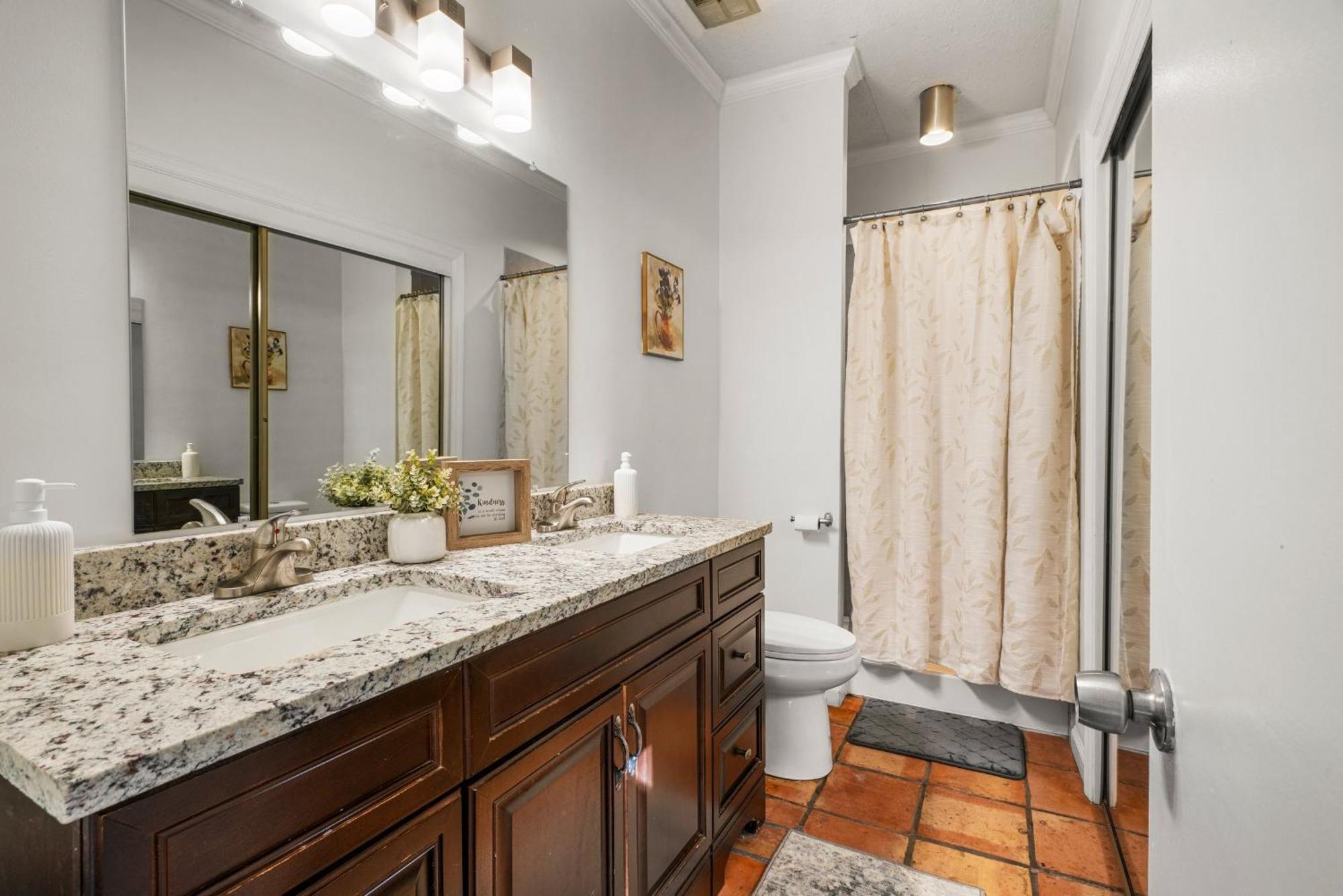 3-bed 2&half-bath Pet Friendly Buckhead Villa Atlanta