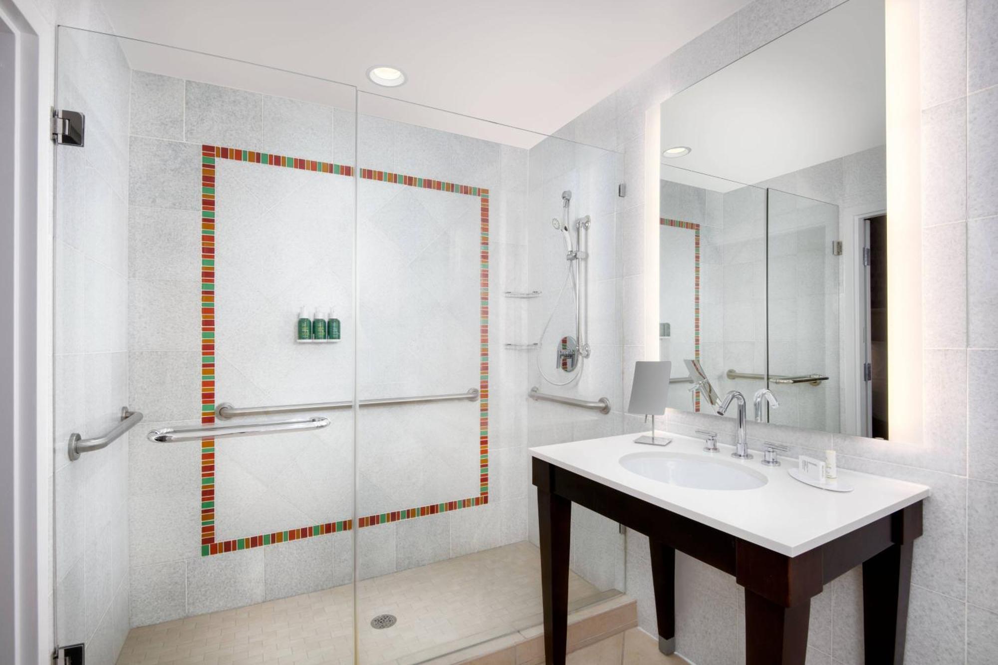 Courtyard By Marriott Downtown Hotel