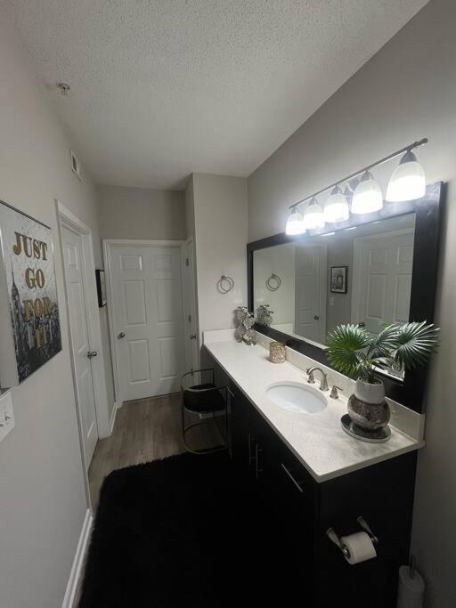 The Golden Noir Retreat-buckhead