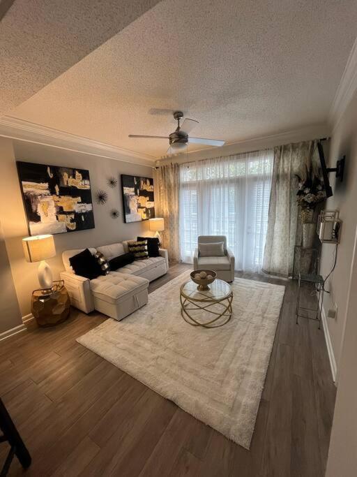The Golden Noir Retreat-buckhead Atlanta