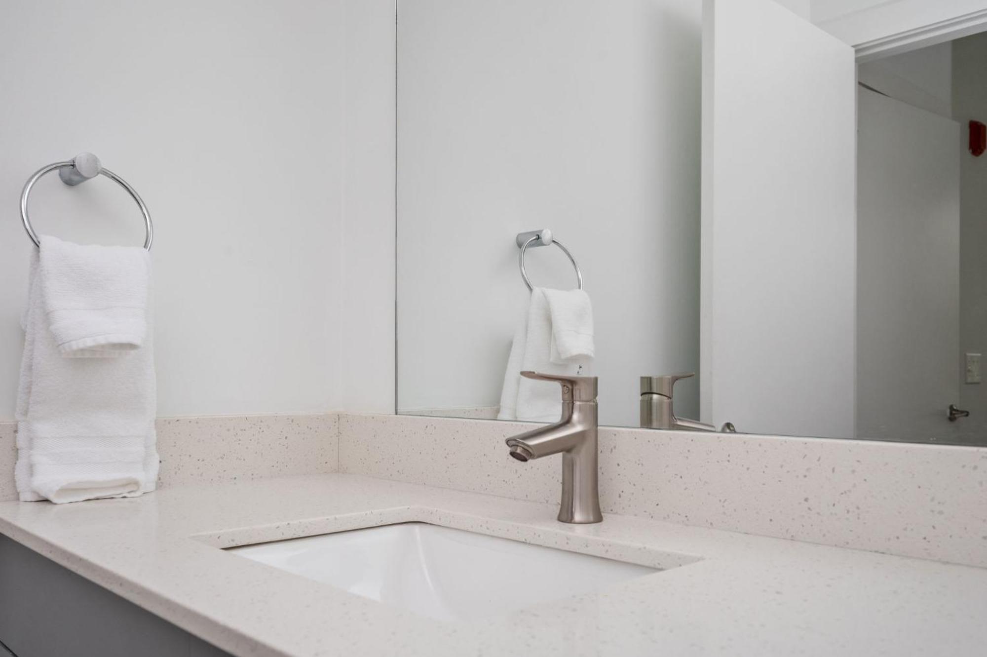 Holiday home Luxury New 2b2b Private Balcony 542blvd