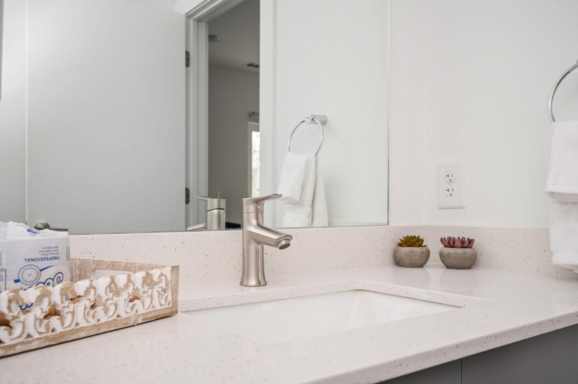 Luxury New 2b2b Private Balcony 542blvd Holiday home *