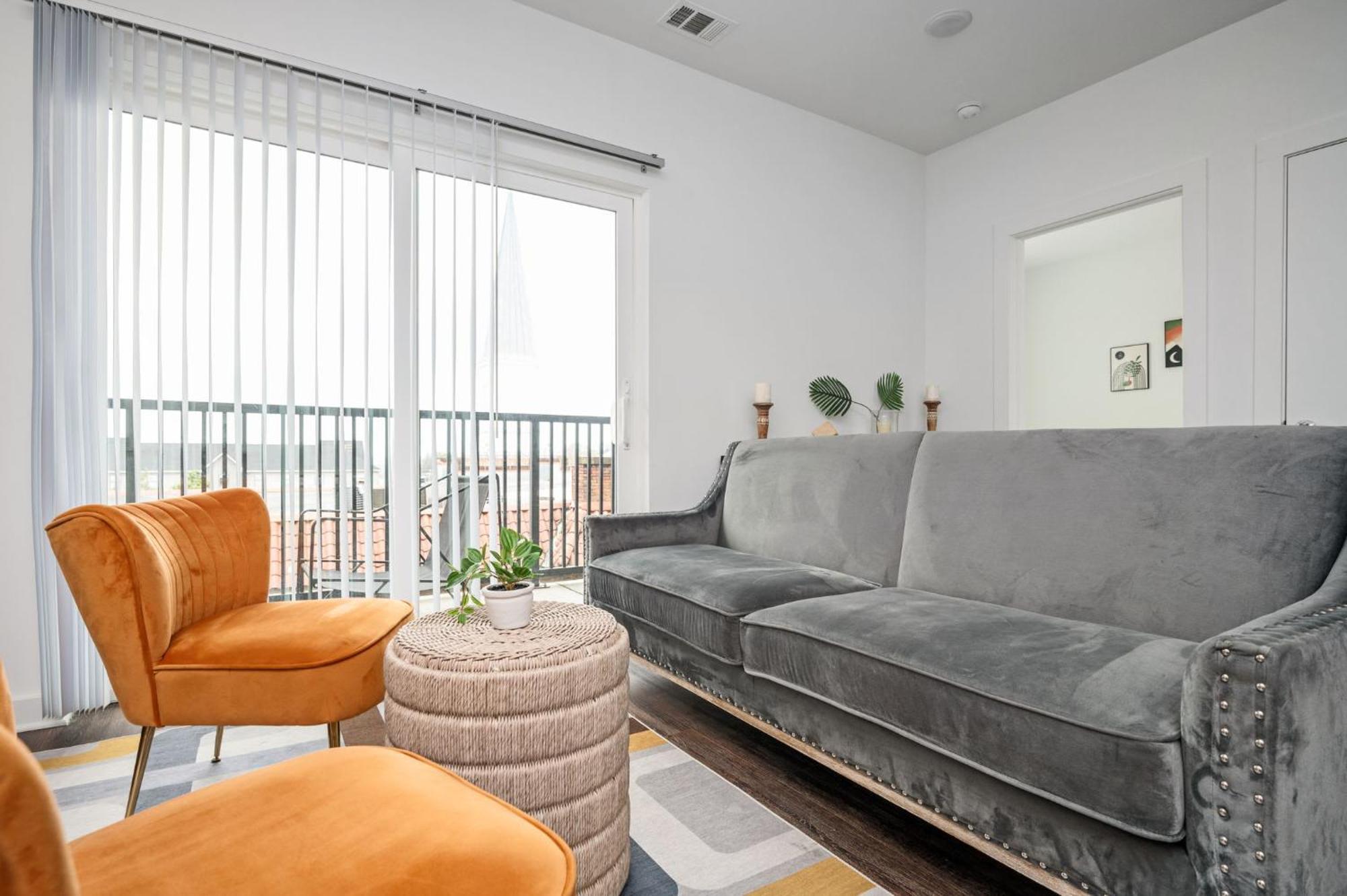 Luxury New 2b2b Private Balcony 542blvd Holiday home *